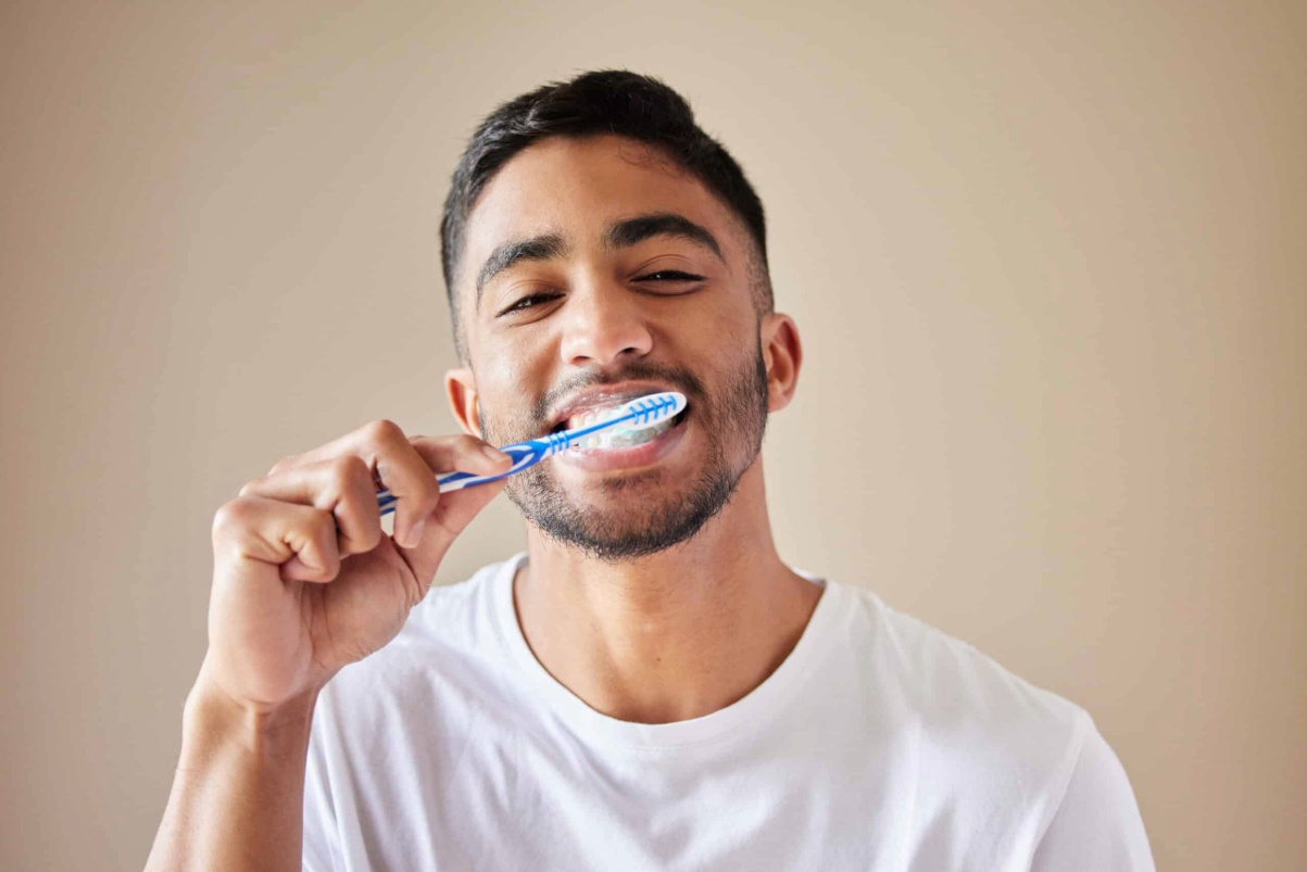 can using mouthwash replace brushing and flossing